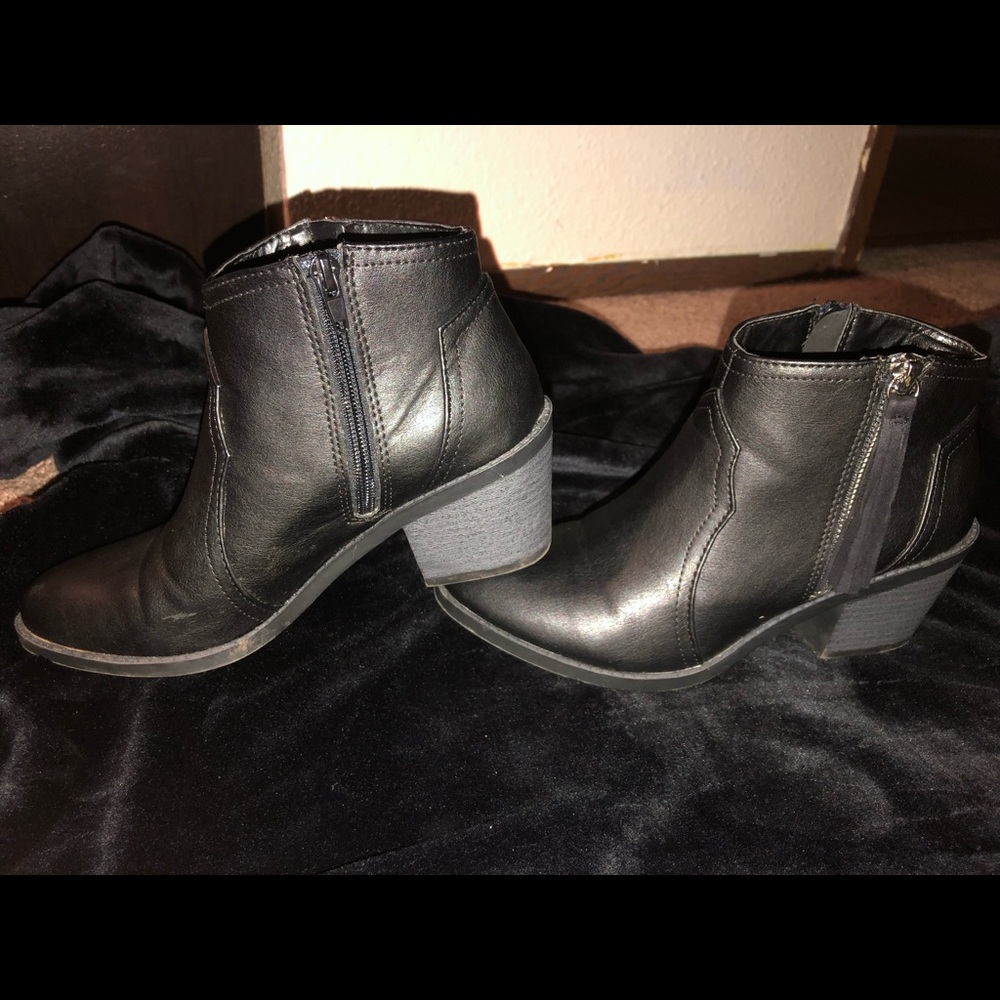 ANKLE BOOTIES